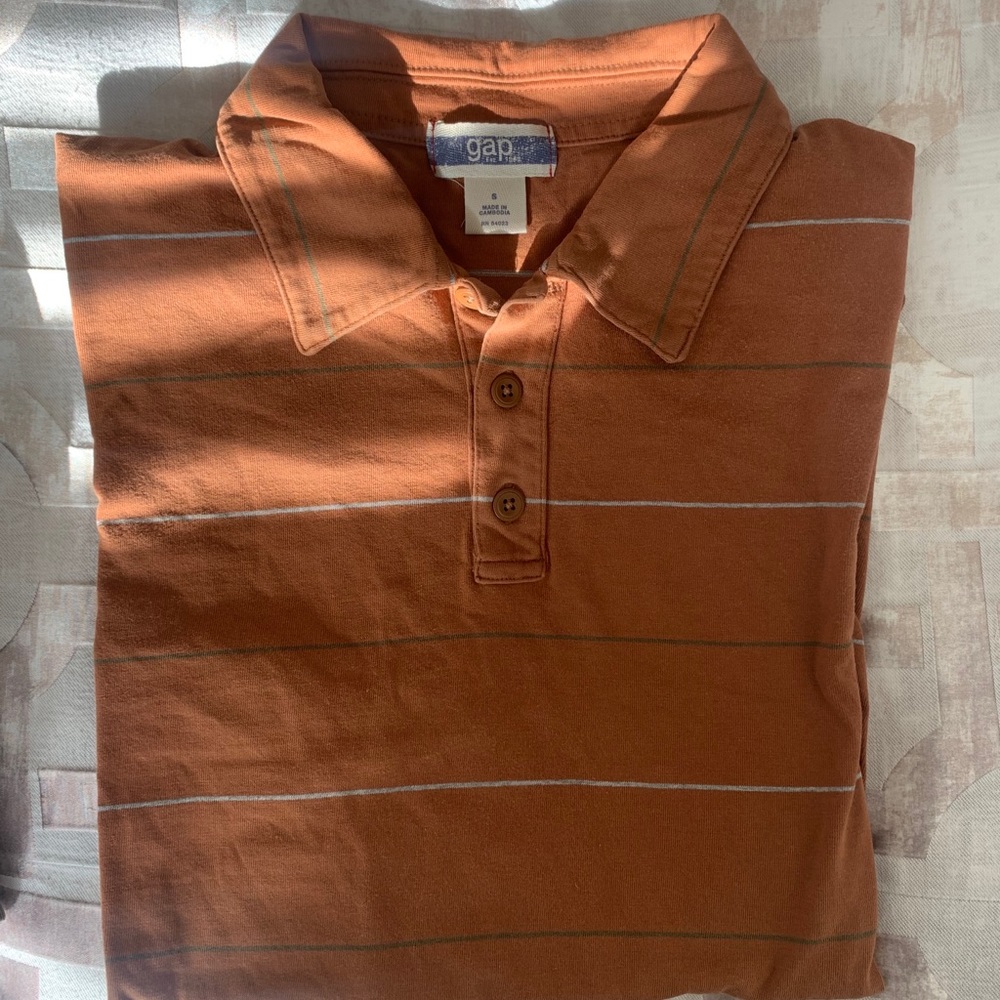The GAP - Men’s light brown polo (Size Small)